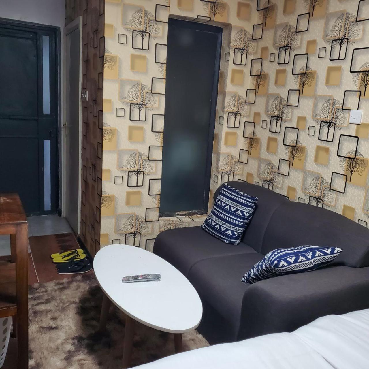 Lovely & Cozy Compact Studio Near Airport With Rooftop View Lägenhet Nairobi Exteriör bild