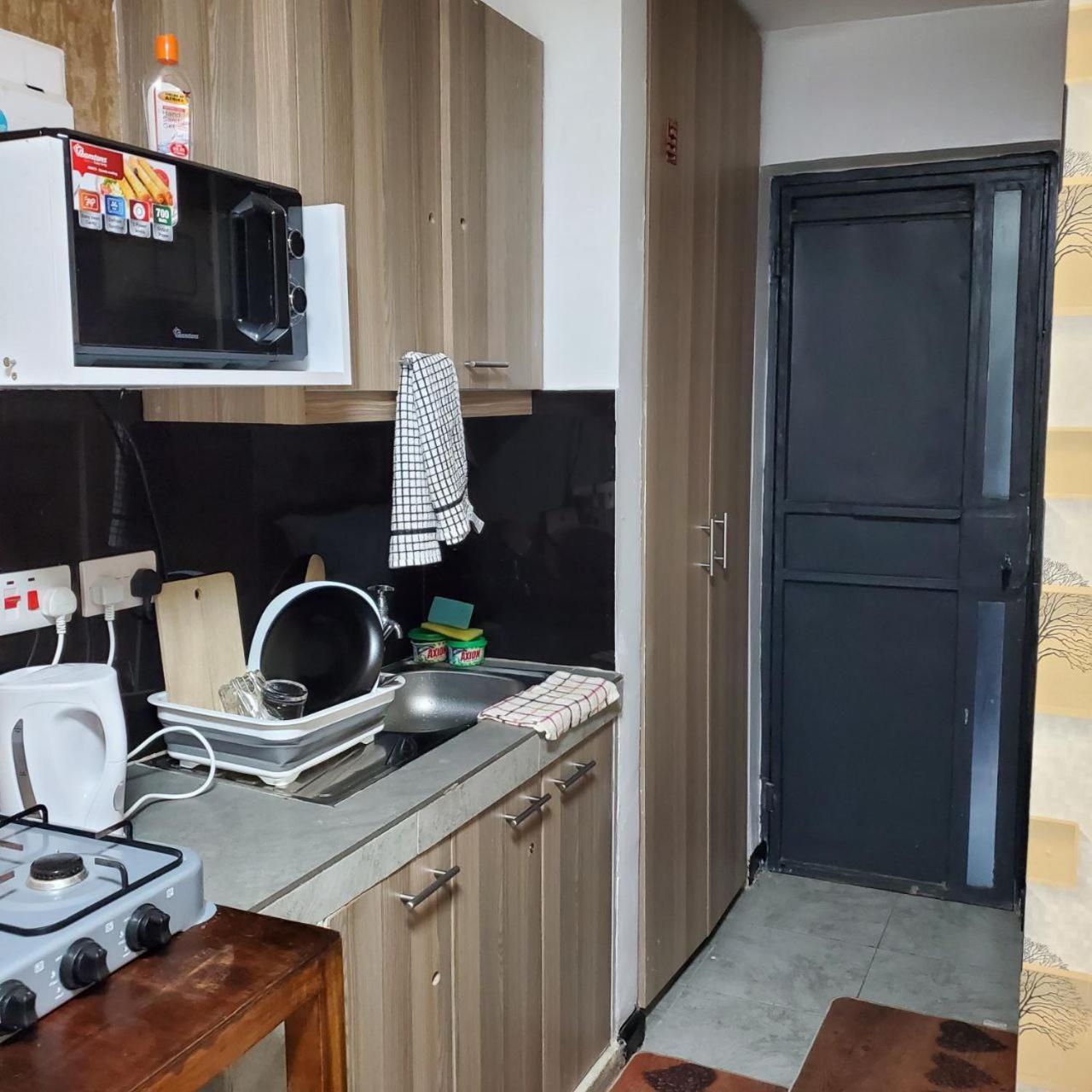 Lovely & Cozy Compact Studio Near Airport With Rooftop View Lägenhet Nairobi Exteriör bild