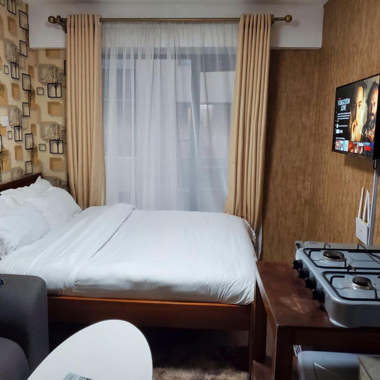 Lovely & Cozy Compact Studio Near Airport With Rooftop View Lägenhet Nairobi Exteriör bild