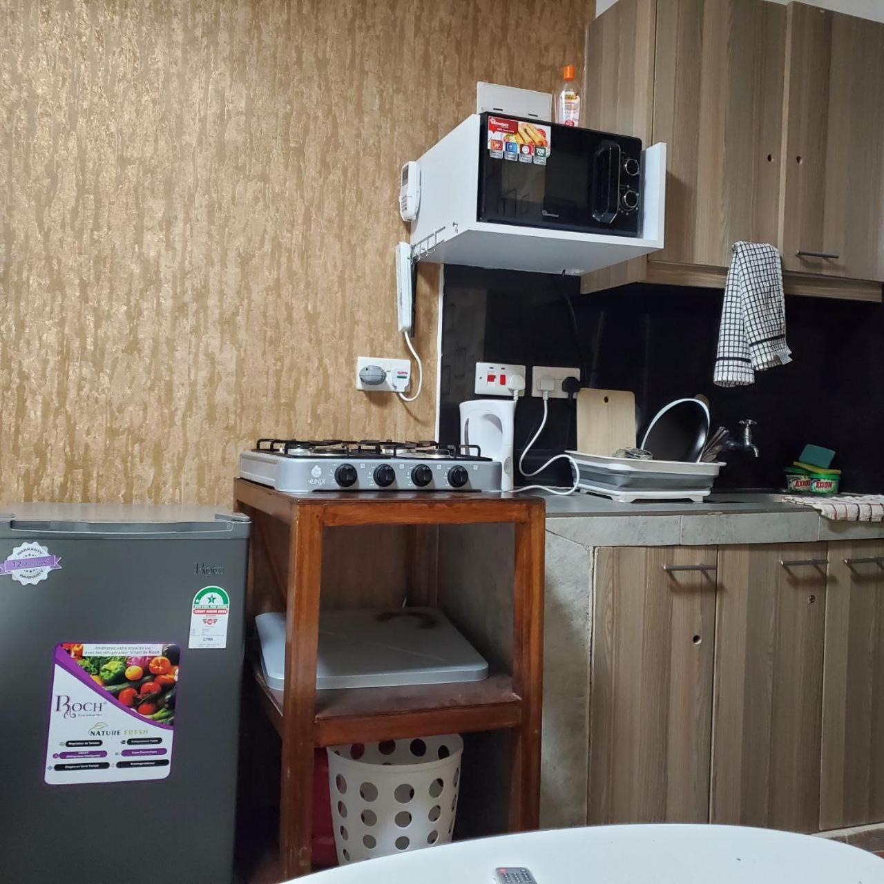 Lovely & Cozy Compact Studio Near Airport With Rooftop View Lägenhet Nairobi Exteriör bild