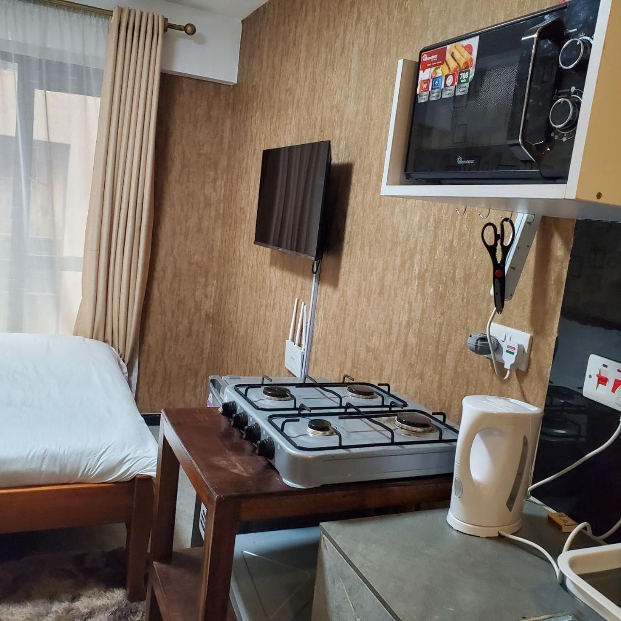 Lovely & Cozy Compact Studio Near Airport With Rooftop View Lägenhet Nairobi Exteriör bild