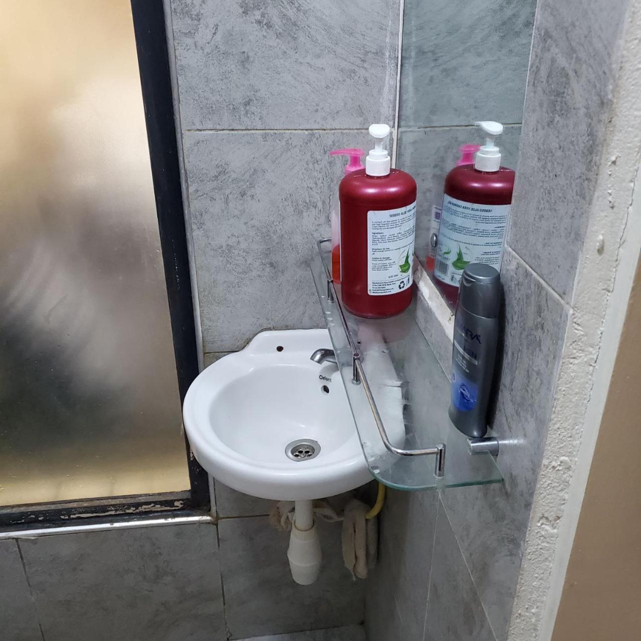 Lovely & Cozy Compact Studio Near Airport With Rooftop View Lägenhet Nairobi Exteriör bild