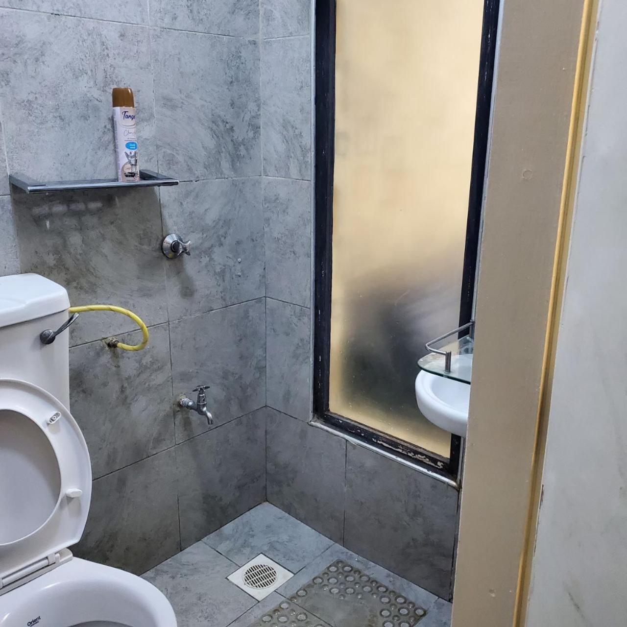 Lovely & Cozy Compact Studio Near Airport With Rooftop View Lägenhet Nairobi Exteriör bild
